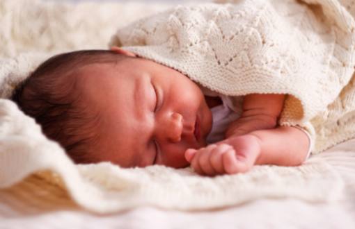 Die Navigation des Schlaftrainings unter Beibehaltung einer starken Eltern-Baby-Bindung
