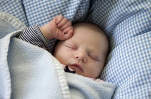 Eltern stärken: Wie man Baby-Schlafsignale interpretiert und darauf reagiert