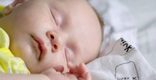 Entmystifizierung des Babyschlafs: Tipps für eine erholsame Nachtruhe