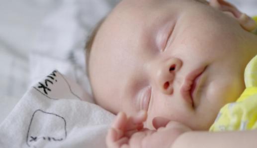 In Übereinstimmung bringen von Schlafgewohnheiten und Bindung: Eine Strategie für neue Eltern