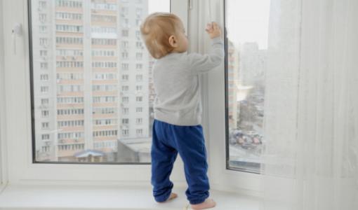 Babyproofing Essentials: Sicherheitsschlösser für Schubladen und Geräte