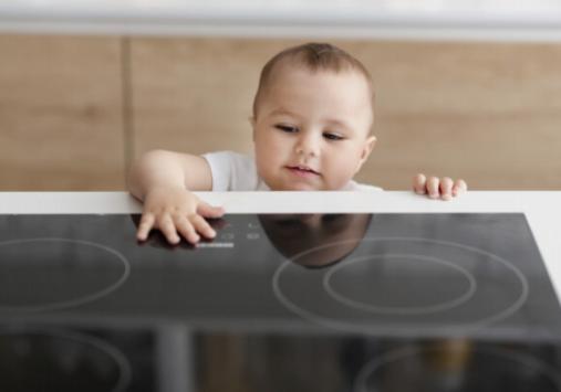Kindersicherheit 101: Wie man Sicherheitstore in Ihrem Zuhause installiert und benutzt