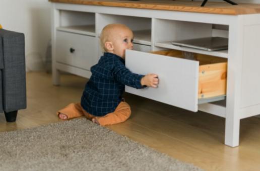 Kindersicherheit im eigenen Zuhause: Unverzichtbare Sicherheitsschlösser für Schubladen und Geräte
