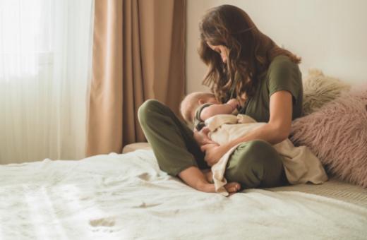 Das Verständnis, wie das Stillen das Risiko des plötzlichen Kindstods senken kann