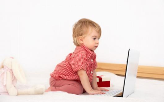 Die Bedeutung der Begrenzung der Bildschirmzeit für eine gesunde Entwicklung bei Babys