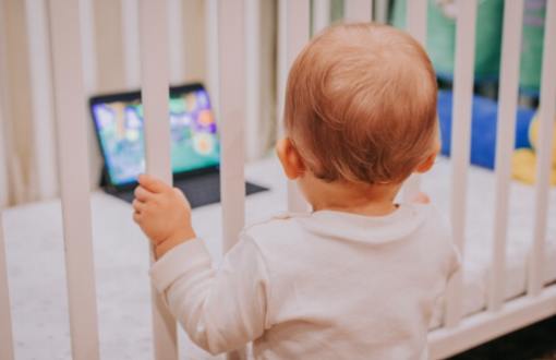 Die kritischen Auswirkungen der Bildschirmzeit auf die Entwicklung des Gehirns von Säuglingen